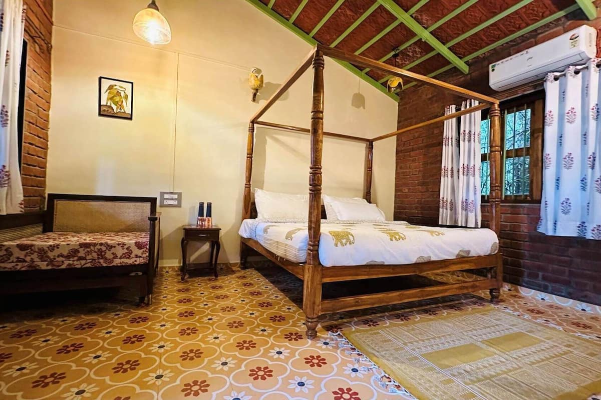 Habitación doble Deluxe, vista al jardín | Espacio para trabajar con laptop y wifi gratis