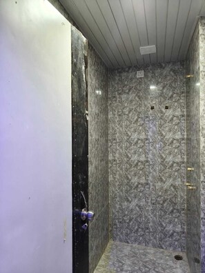 Shower, towels - Hotel Sky Grand (Guwahati)