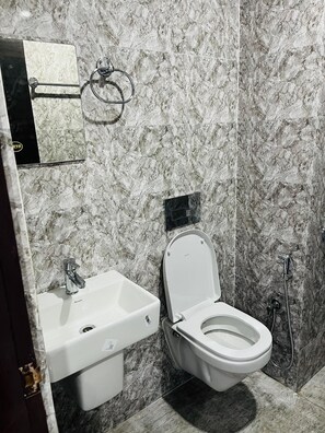 Shower, towels - Hotel Sky Grand (Guwahati)