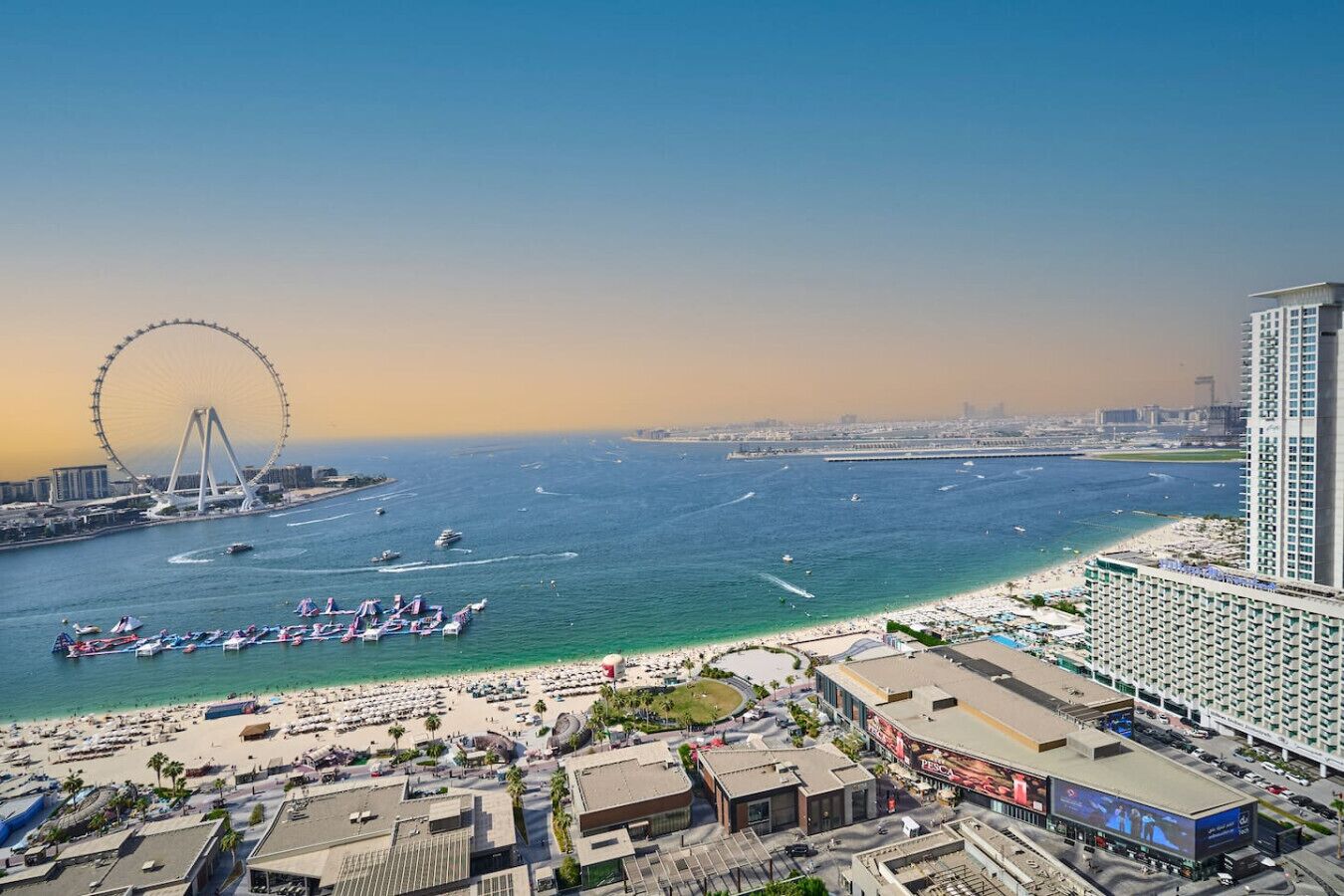 بالقرب من الشاطئ