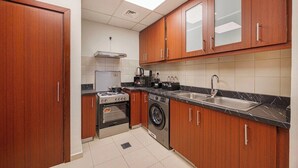 Wasserkocher mit Kaffee-/Teezubehör, Kühlschrank, Mikrowelle, Ofen