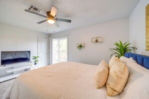 2 bedrooms, iron/ironing board, Internet, bed sheets - Pet-Friendly Retreat w/ Yard, 12 Mi to Dtwn Tulsa (Tulsa)