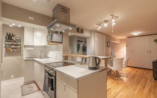 Deluxe Family Suite 1-bedroom house in Yellowknife perfect for your getaway