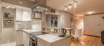 Deluxe Family Suite 1-bedroom house in Yellowknife perfect for your getaway