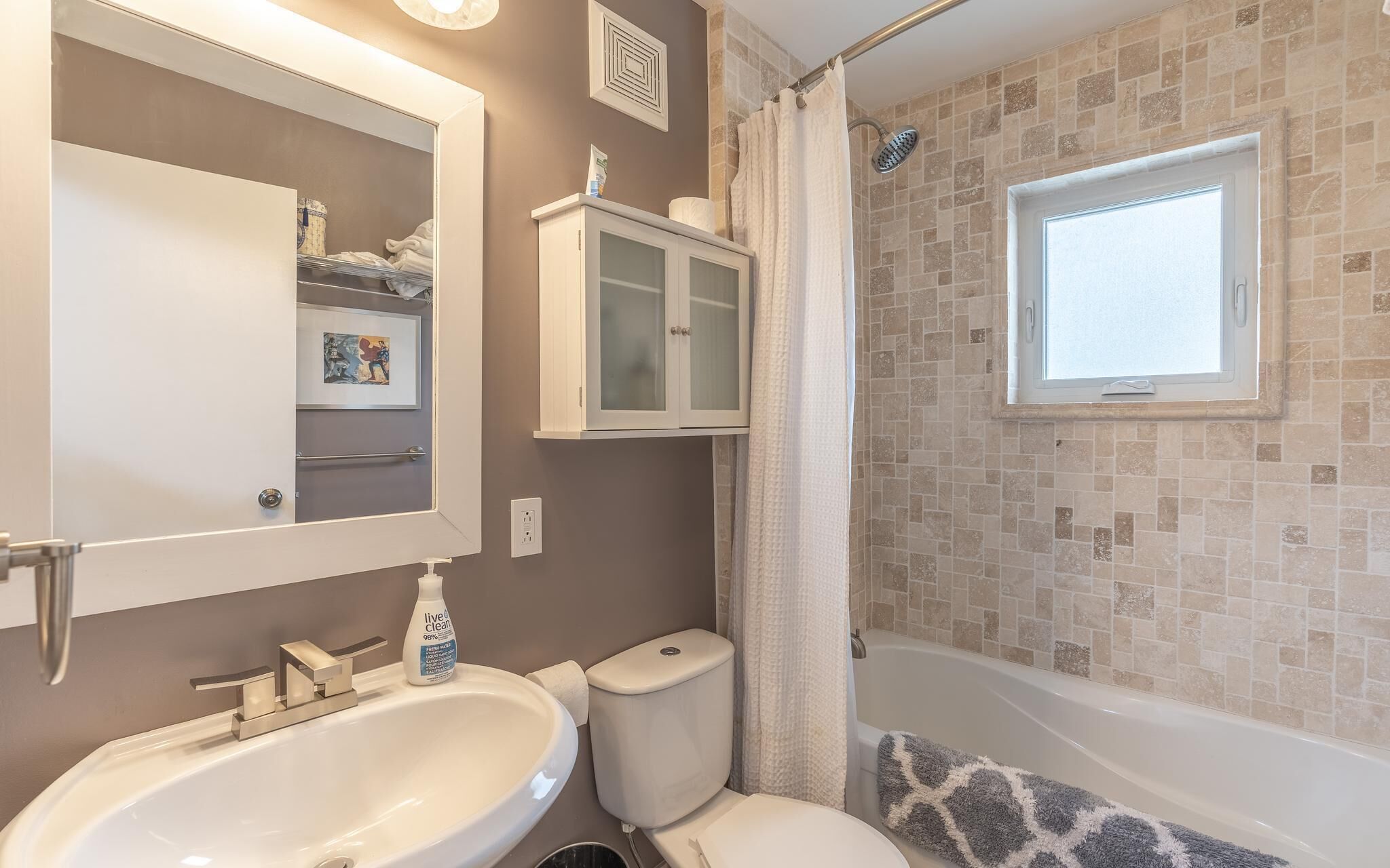 Secadora de cabello, toallas, jabón, papel de baño 