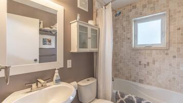 Assecador de cabells, tovalloles, sabó i paper higiènic