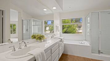 Asciugacapelli, asciugamani, sapone, carta igienica