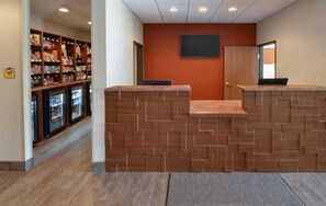 Lobby - Comfortable Space for Families – Easy Access to Attractions (Monaca)