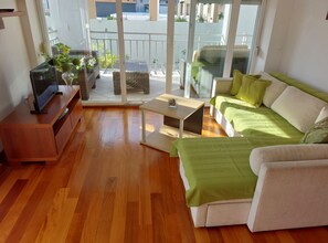 Apartment (One Bedroom Apartment With Balcony (M) | Living room | 32-inch flat-screen TV with digital channels - Villa Nižić Makarska (Makarska)