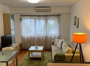 อพาร์ทเมนท์ (One Bedroom Apartment With Balcony (G) | ห้องนั่งเล่น | ทีวีจอแบน 32 นิ้ว พร้อมช่องดิจิตอล