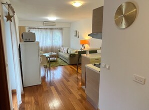 Appartement (One Bedroom Apartment With Balcony (G) | Cuisine privée | Réfrigérateur