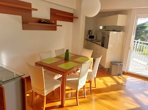 อพาร์ทเมนท์ (One Bedroom Apartment With Balcony (M) | ห้องรับประทานอาหาร