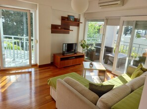 Apartment (One Bedroom Apartment With Balcony (M) | Living room | 32-inch flat-screen TV with digital channels - Villa Nižić Makarska (Makarska)