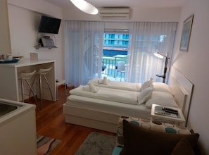 สตูดิโอ (Studio Apartment With Balcony (Studio) | 4 ห้องนอน