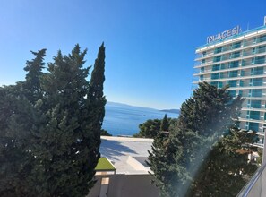 A hotel named 'Places' with a view of the sea and surrounding trees. - Villa Nižić Makarska (Makarska)