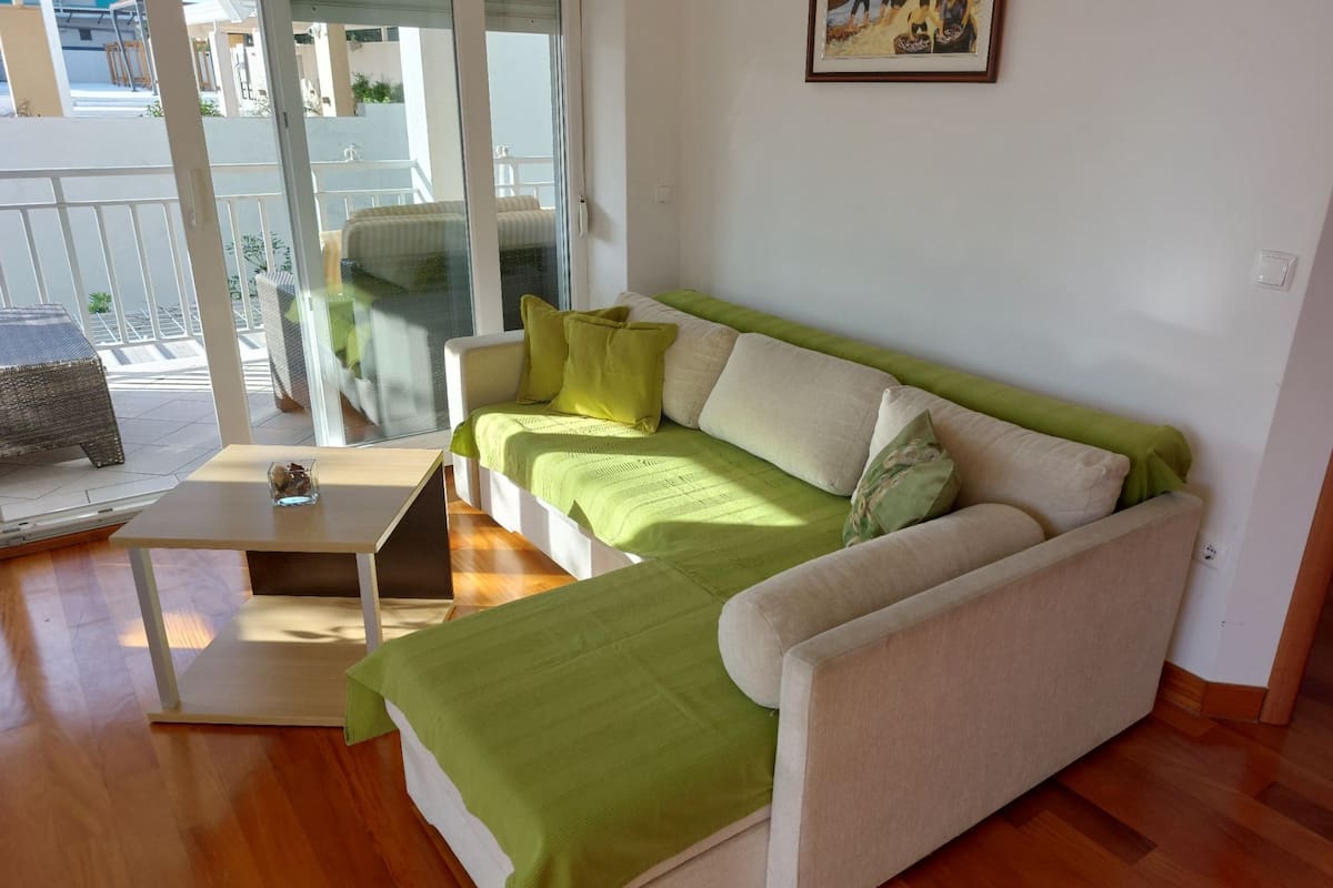 Apartemen (One Bedroom Apartment With Balcony (M) | Ruang keluarga | Televisi layar datar 32-inci dengan saluran TV digital