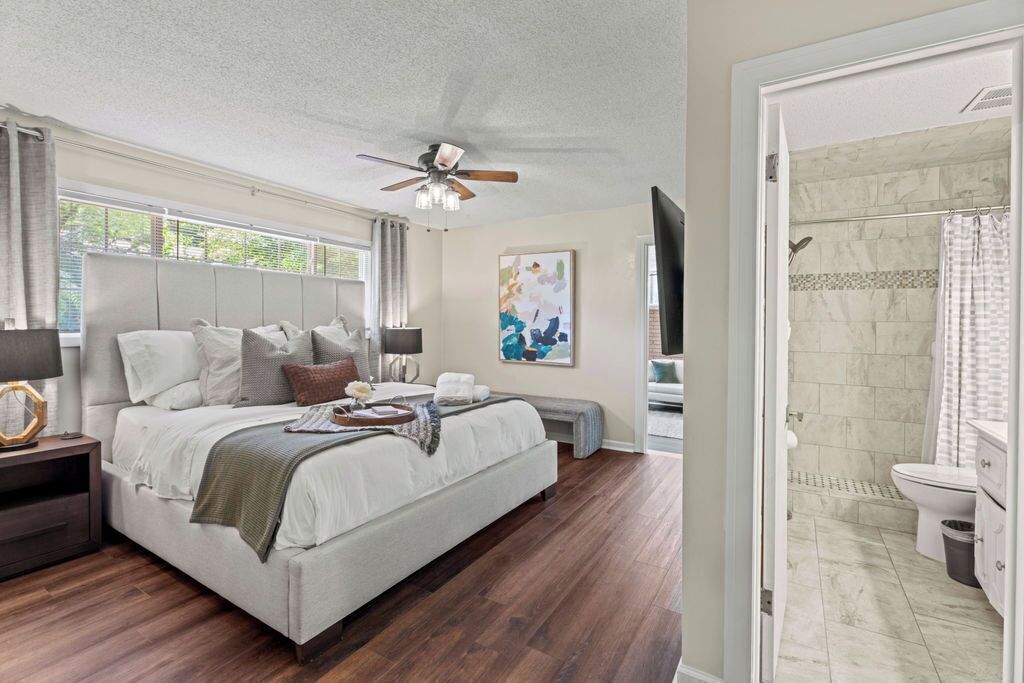 3 slaapkamers, een bureau, een strijkplank/strijkijzer, reisbedje