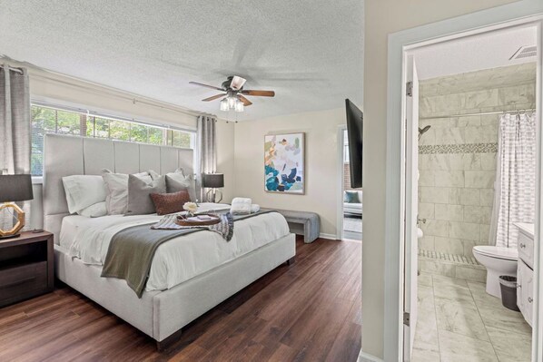 3 habitaciones, escritorio y tabla de planchar con plancha 