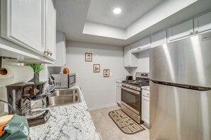 Fridge, microwave, stovetop, dishwasher - 5 Mi to Route 66 Fun! Tulsa Towhome w/ Game Room (Tulsa)