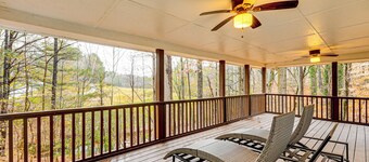 Tasteful Unit w/ Pool Table: 7 Mi to Lake Altoona!