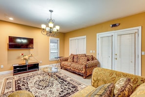 TV, fireplace - Tasteful Unit w/ Pool Table: 7 Mi to Lake Altoona! (Woodstock)