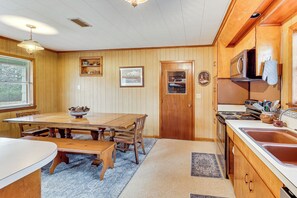 Jääkaappi, mikroaaltouuni, liesi, astianpesukone