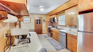 Kjøleskap, mikrobølgeovn, kokeplater og oppvaskmaskin