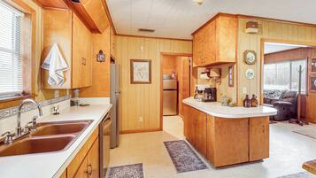 Réfrigérateur, micro-ondes, plaque de cuisson, lave-vaisselle