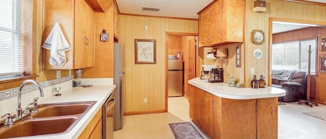 Kühlschrank, Mikrowelle, Herdplatte, Geschirrspüler