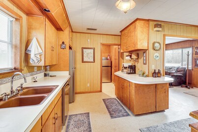 Hunters Hideaway in Hazen w/ Yard: Dogs Welcome!