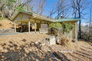 Exterior - Ski, Hike & Unwind: Mtn-View Gem w/ Deck in Boone (Boone)