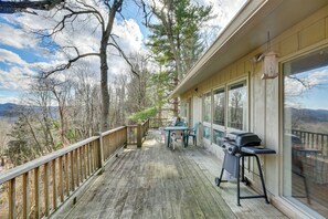 Outdoor dining - Ski, Hike & Unwind: Mtn-View Gem w/ Deck in Boone (Boone)