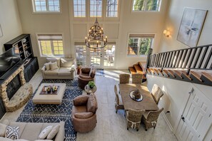 Téléviseur, foyer, livres