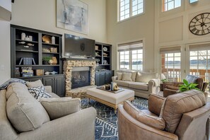 Téléviseur, foyer, livres