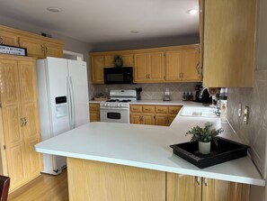 Microwave, oven, stovetop, dishwasher - KC Retreat 3Br/2.5 Ba Near Airport and Downtown KC (Kansas City)