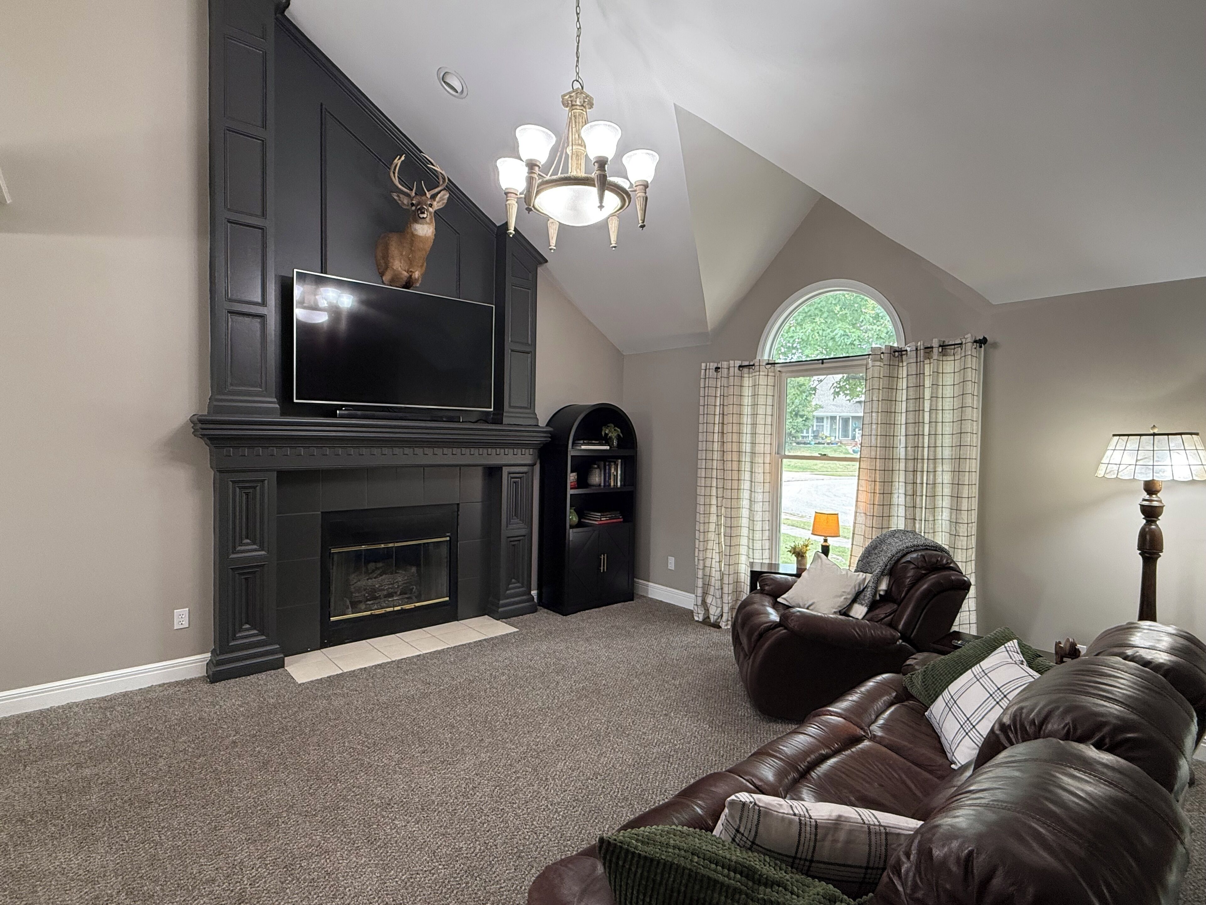 Una televisión, una chimenea