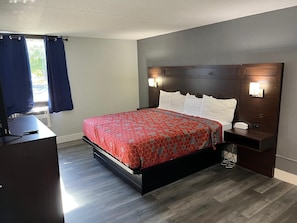 Desk, laptop workspace, free WiFi - Roseville Inn (Roseville)