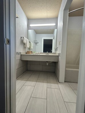 Tina con regadera, amenidades de baño gratuitas, secadora de cabello 