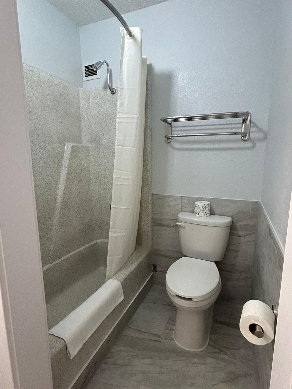 Ensemble douche/baignoire, articles de toilette gratuits, sèche-cheveux