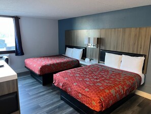 Desk, laptop workspace, free WiFi - Roseville Inn (Roseville)