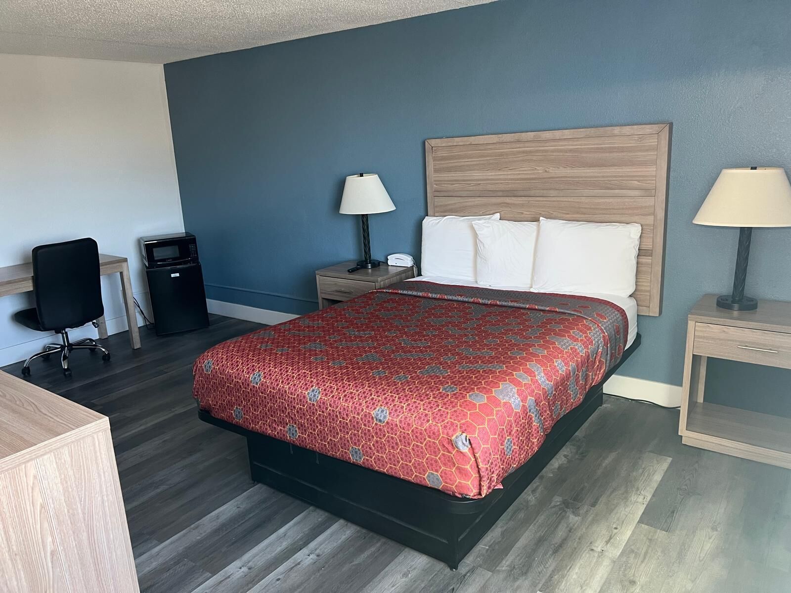 办公桌、笔记本电脑工作区、免费 WiFi