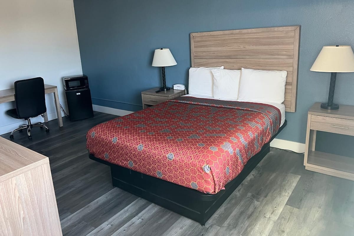 Desk, laptop workspace, free WiFi