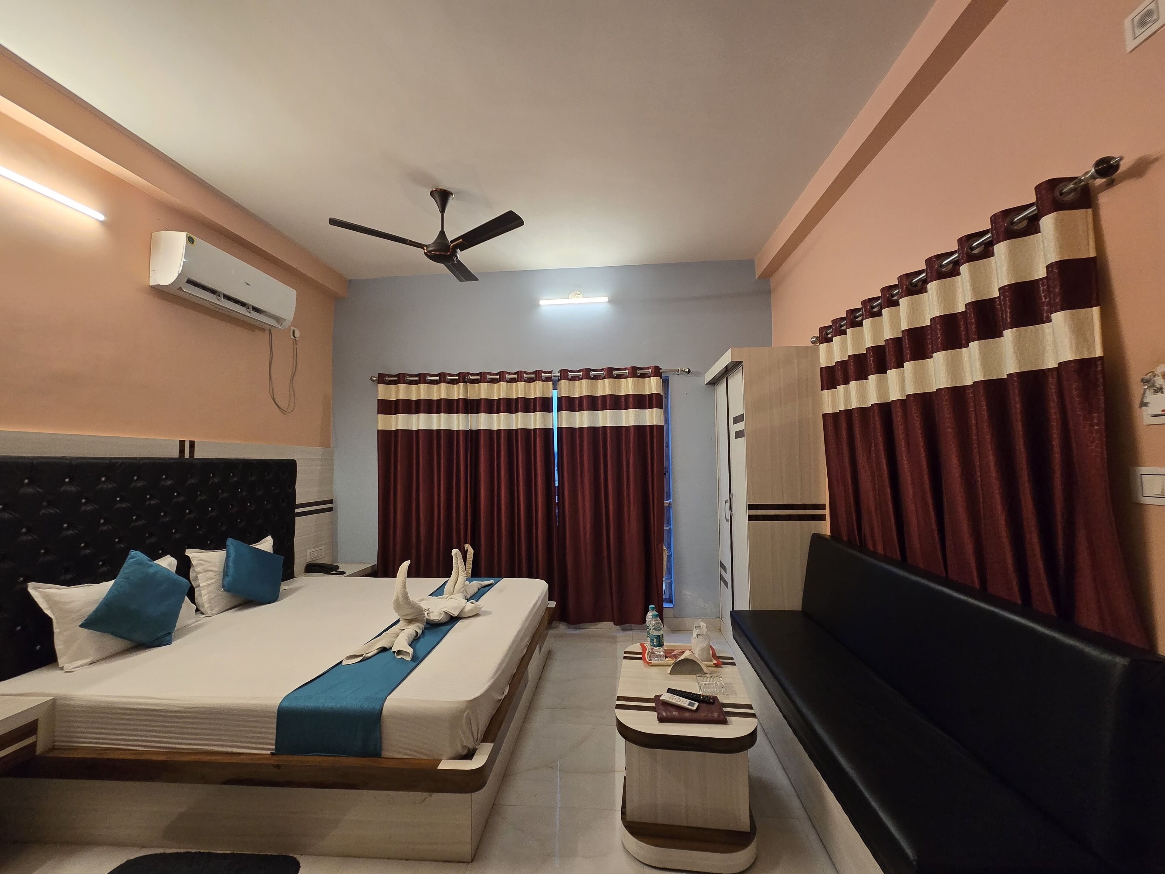 Premium Pool View with Bath Tub | Bed sheets