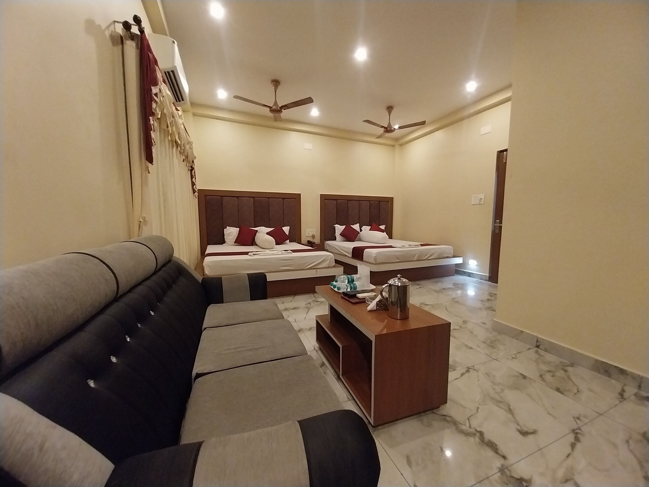 Quadruple with side sea view from common balcony | Bed sheets