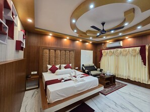 Escritorio y ropa de cama 