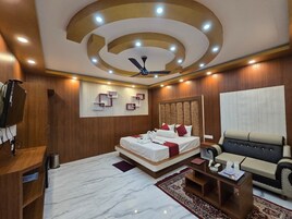 Habitación con 1 cama doble o 2 individuales, balcón | Escritorio y ropa de cama