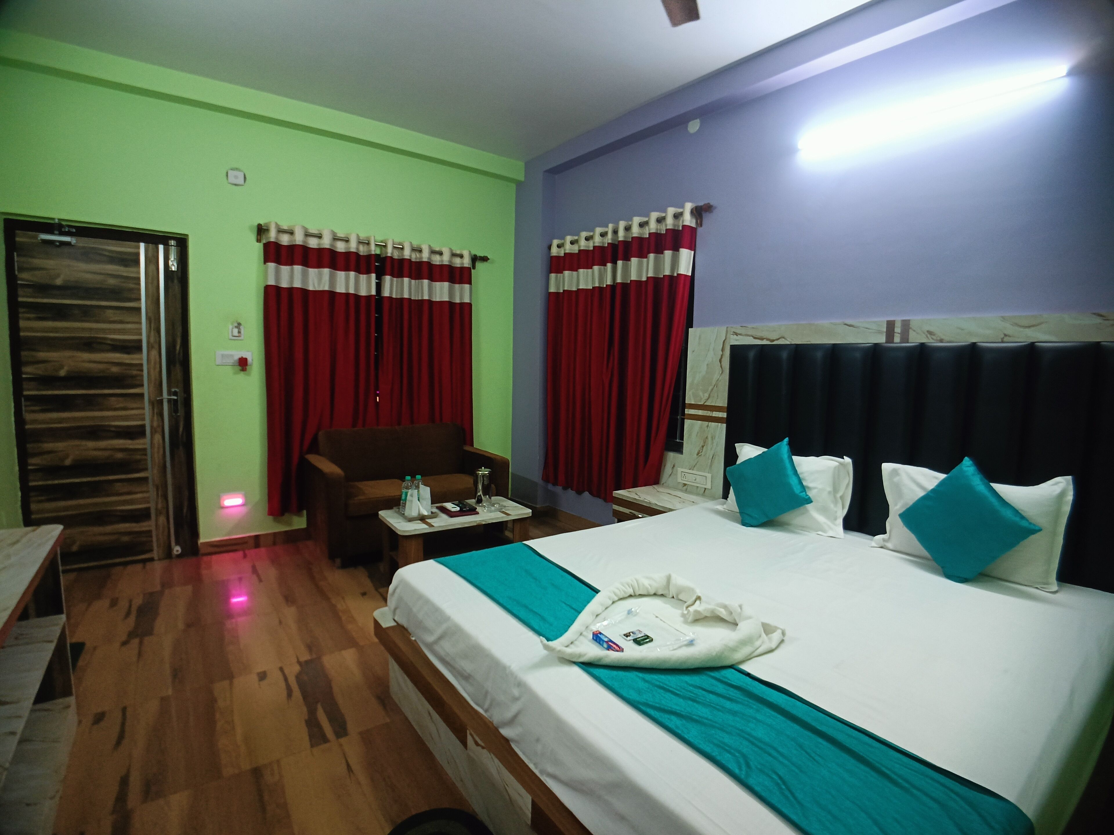 Super deluxe side sea view room from common balcony | Bed sheets