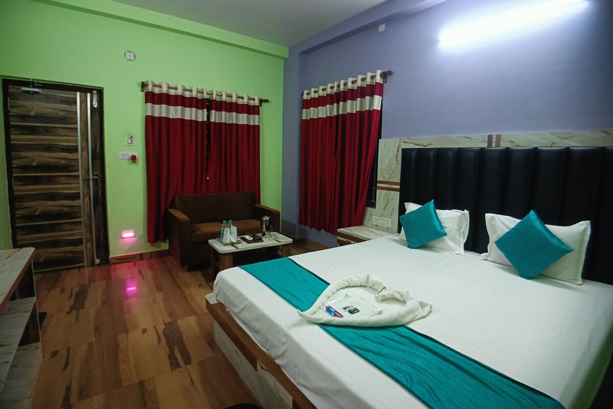 Habitación básica doble, balcón, vistas a la piscina | Escritorio y ropa de cama