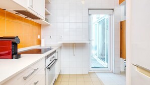 Coffee/tea maker, fridge, microwave, oven - Vita Portucale | Visconde 3BR with Private Terrace (Almada)