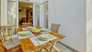 Outdoor dining - Vita Portucale | Visconde 3BR with Private Terrace (Almada)